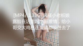 _奸现场 我穿衣服 不给穿 愿意看是吗 面对一房间男人和老妈也豪放 不穿就不穿 老妈气的要昏过去