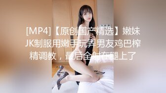 精品国内某大学女生偷拍她们宿舍同学及隔壁宿舍女生洗澡 (3)