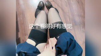 高颜值美女，高挑身材性感黑丝袜 公共厕洗手台露出，还玩起了插菊花穴，若无其视进出厕所的路人，真是猛啊！