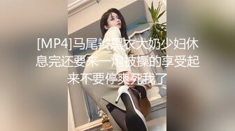 丰满巨乳网红型口罩小妹，掏出奶子揉捏晃动，乳晕也超大，掰穴特写肥逼道具震动