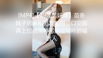 黑丝美乳丁字裤极品身材小女友床边给我跪舔