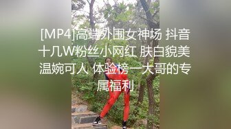 “我老婆都给你草了 你可要办事儿啊！唉”给老婆屁屁上打了麻醉针 让肥猪领导操 自己还在旁边拍