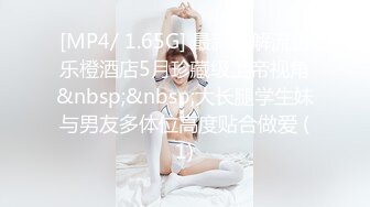 女学生正在做作业，被桌子上的手淫分散了注意力 (653975ca0deb9)