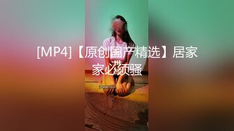 [MP4/ 448M] 满眼风情的小少妇，露脸很耐看，镜头前诱惑小哥哥，跟男友啪啪性爱沙发上激情