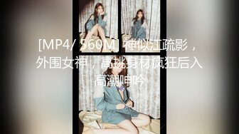 《母子乱伦》趁妈妈喝多找朋友来和妈妈一起玩3P开发她的屁眼