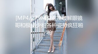 新来的美女模特全程露脸深夜撩骚互动狼友，揉奶玩逼勾搭大哥，让大哥抠逼揉奶，各种抽插爆草