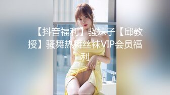 《极品CP魔手外购》无水正版价值千元某工厂职工女厕所全景正点位置偸拍各种美女小姐姐大小便看脸看双洞超多大屁股 (2)