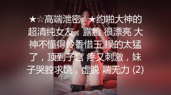 两个小骚逼快被大哥们玩坏了，床上的淫乱男女，揉奶玩逼道具抽插，口交大鸡巴让大哥舔逼