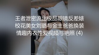 职员在办公室给老板报告工作