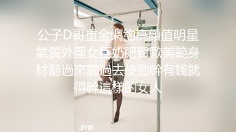 看到隔壁家小妹下班回来,急忙到卫生间窗户后面偷窥她洗澡