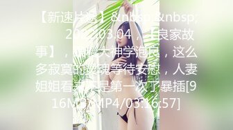 大神尾随偷拍美女裙底风光 透明抹胸花裙 高跟配情趣骚丁 正面镂空露深深逼缝 又是反差婊一个