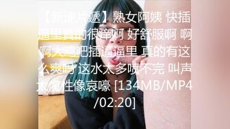 [MP4/ 792M]&nbsp;&nbsp;大红唇新人骚女被两大汉3P，白丝袜丁字裤，翘起屁股看穴，两根JB轮流舔，骑乘上下一起插