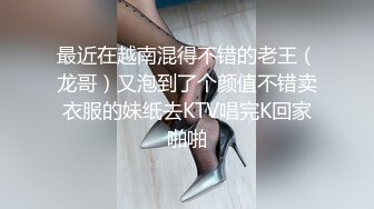 商场一路跟踪抄底粉裙美女竟然光着屁屁来逛街