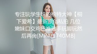 长裙美女尿完后一直臭美照镜子