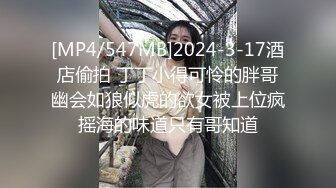 影视基地偷拍到一个美女群演光线不够手电筒来凑