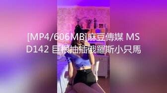 大波浪性感美腿小姐姐！开档黑丝丁字裤，半脱下内裤