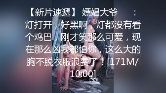 十二月新流出大神潜入水上乐园更衣室偷拍美女更衣 几个女的贪图方便站在长凳上穿衣服