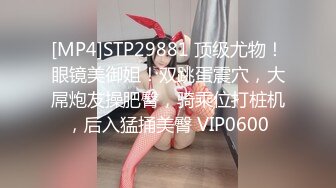 母狗趴着接受大鸡吧3p