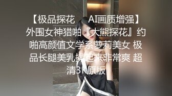 躲在角落偷拍女更衣室的美女少妇换衣服