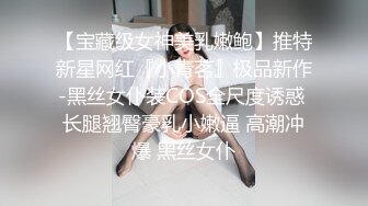 ❤️5个嫩妹小姐姐，挑一个来操，其他旁边观战，撩起衣服看美乳，细腰大长腿，骑乘位爆草小骚逼