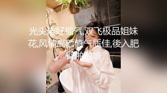 为顾客在臀部纹身,纹身师按捺不住像将鸡巴插入甜蜜小穴的冲动 part 1