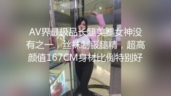 小平頭喜歡蘿莉01年JK裝嫩妹，兩奶子剛好一手抓，大屌磨蹭小穴流出水，按頭插嘴深喉，倒立69姿勢口交，激情猛操浪叫