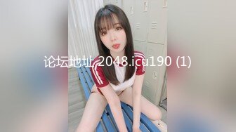 打电话做爱系列颜值不错的少妇吃着鸡巴还要跟狼友语音通话，又风骚又刺激主动上位抽插，开档黑丝在床上被大哥抠