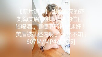 外表清纯又极度反差的小妹妹，用扩音器特写子宫给网友展示，美乳很坚挺，很诱惑。