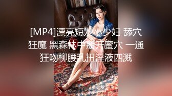 长相甜美的纹身混子小情侣，抽着小烟操着逼无套啪啪女上位狠狠操后入操逼再细致挂白虎