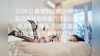 师范学院女厕偷拍白衣长发美女肥鲍鱼细长的逼缝