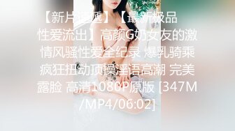 景区公厕偷拍年轻小妹水嫩多汁的鲍鱼,