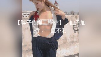 等了很久的美女服务员终于看到她的鲍鱼了