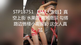 白丝女仆情趣装小妹妹跟小哥激情啪啪，跟小哥69舔逼玩弄，道具抽插让小哥无套爆草，道具玩着逼口爆吞精好骚