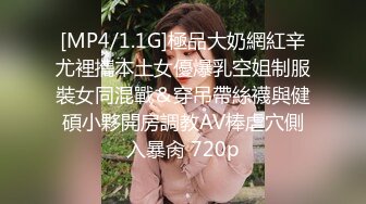 [MP4/ 1018M] 绿帽老公带着漂亮老婆参加淫乱的3P派对完美露脸