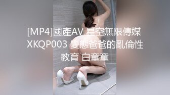 邪恶的房东暗藏摄像头偷拍白白嫩的美少妇洗澡