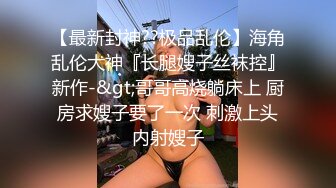 后厨操作间新来的实习生小妹占着茅坑不拉屎不停地刷抖音