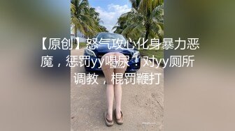 露脸美少女跪在板凳上被后入到高潮迭起，小萝莉下面水真多滋滋响！