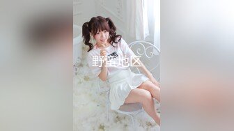 [MP4/ 1.94G] 颜值不错的美女模特，黑丝情趣全程露脸大秀直播伺候小哥啪啪