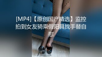 金发美女！漂亮纹身网红小姐姐！按住双手骑脸插嘴，跪在沙发后入，爆操美臀嫩穴