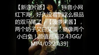 花花公子一边打电话与亲爱的聊天说骚话一边干大学生美女