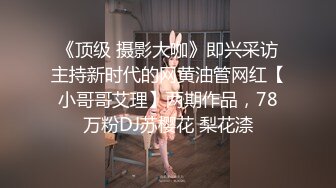 温柔似水的长筒靴小妹 蹲那里静静的排尿 很有淑女范