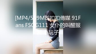 澡堂偷拍光着屁屁在更衣室吹头发精致面容美女