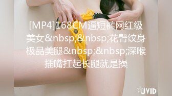 科技园女厕格子裙黑打底清纯小美女 两片湿滑的红嫩唇缝看着馋人