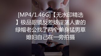 光着身子一边玩鸡巴一边唠嗑